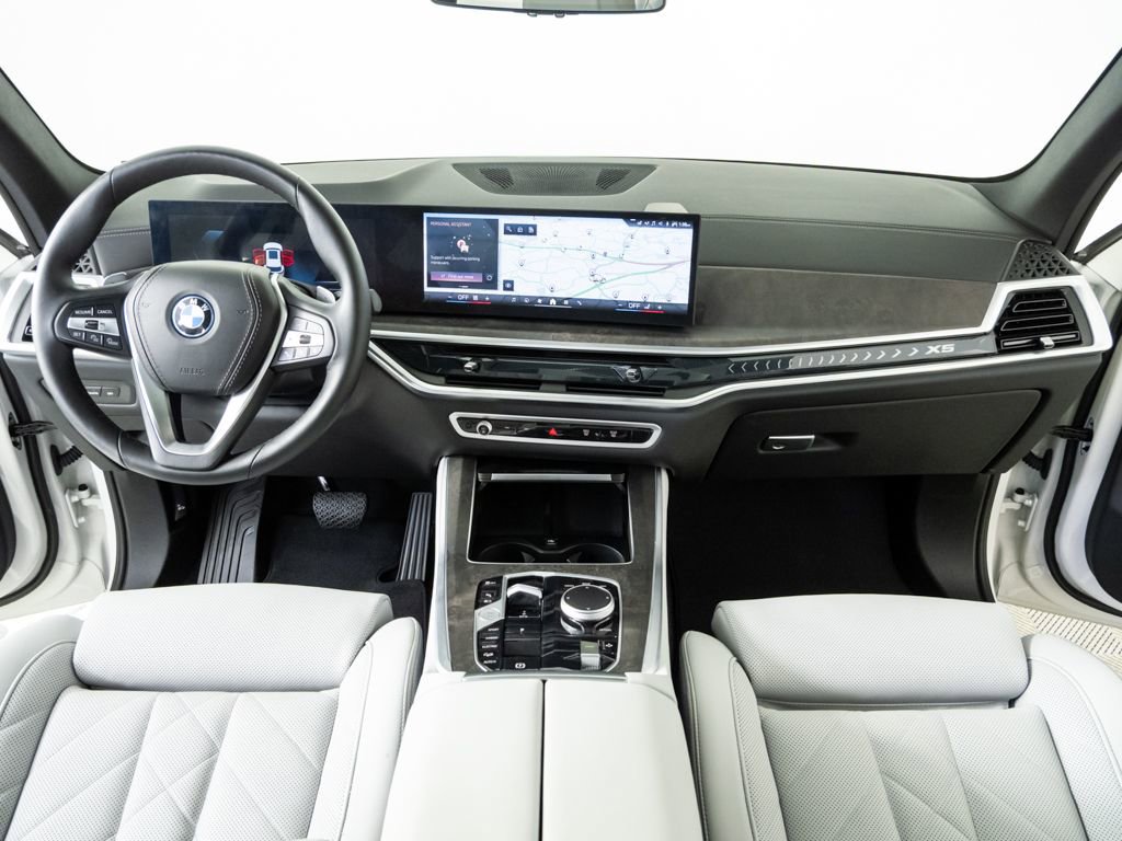 Used 2025 BMW X5 xDrive50e w/ Parking Assistance Package AWD/4WD image 16
