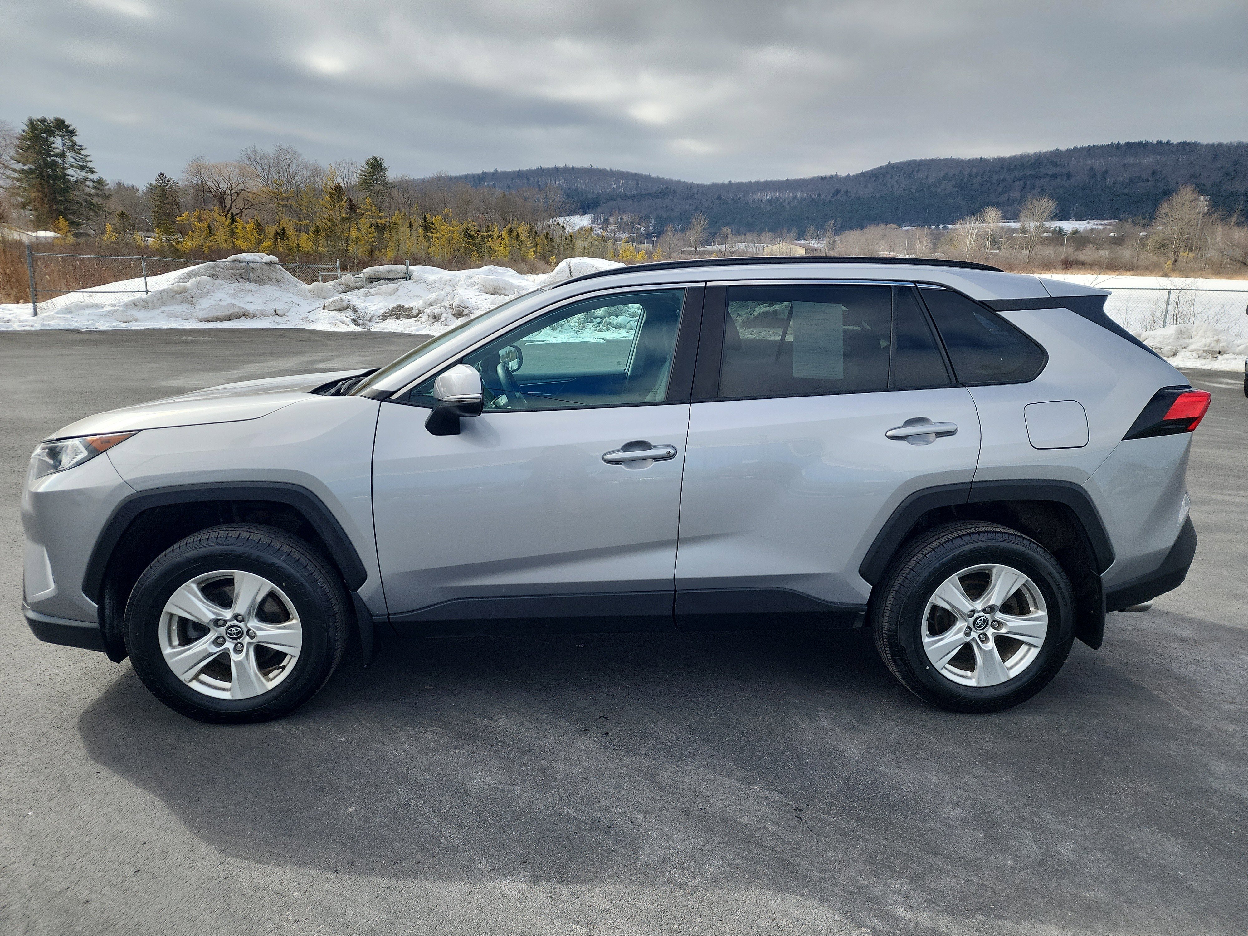 Used 2020 Toyota RAV4 XLE w/ Carpet Mat Package image 5