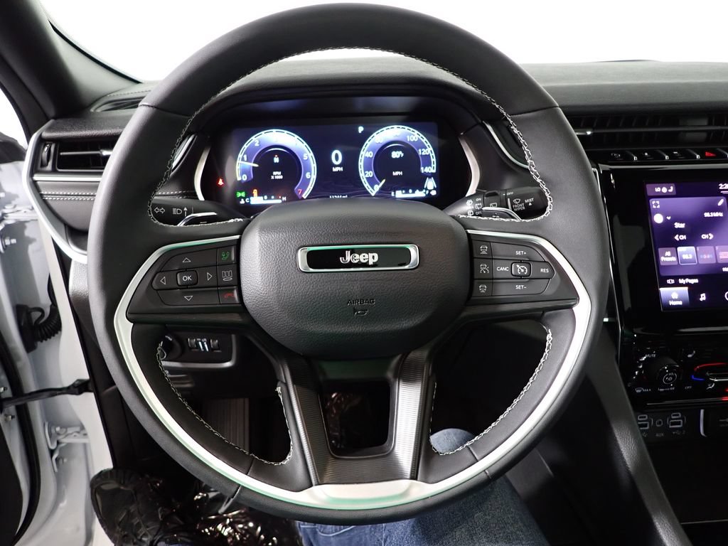 Used 2025 Jeep Grand Cherokee Altitude AWD/4WD image 27