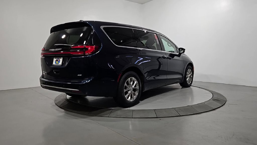 Used 2023 Chrysler Pacifica Touring-L AWD/4WD image 5
