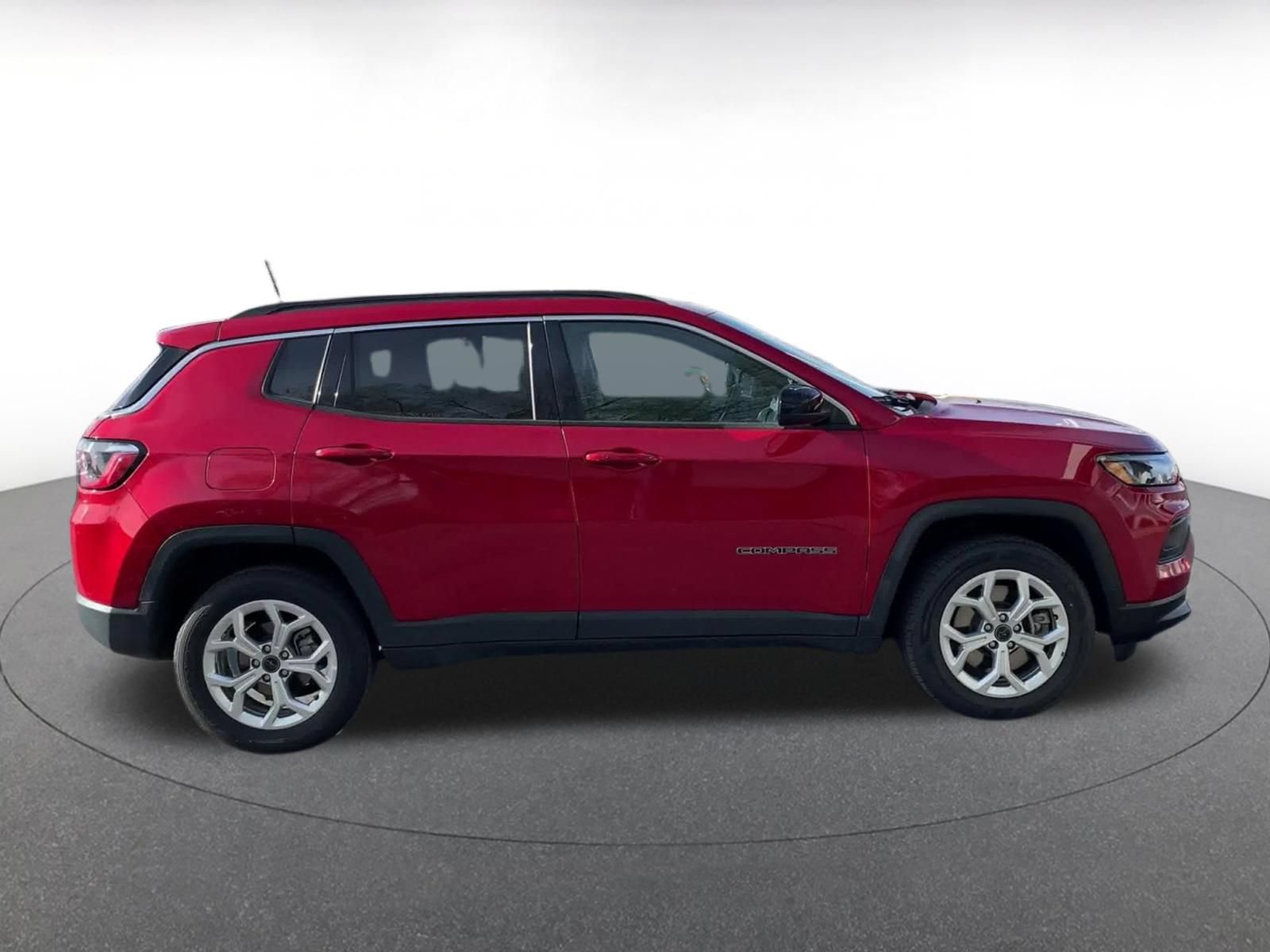 Used 2025 Jeep Compass Latitude AWD/4WD image 16