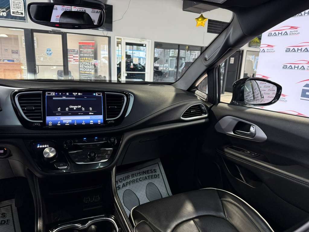 Used 2025 Chrysler Pacifica Limited FWD image 23