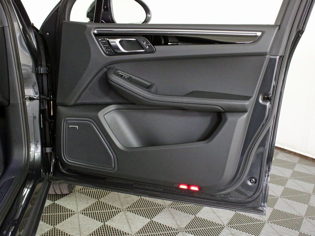 Certified 2026 Porsche Macan image 37
