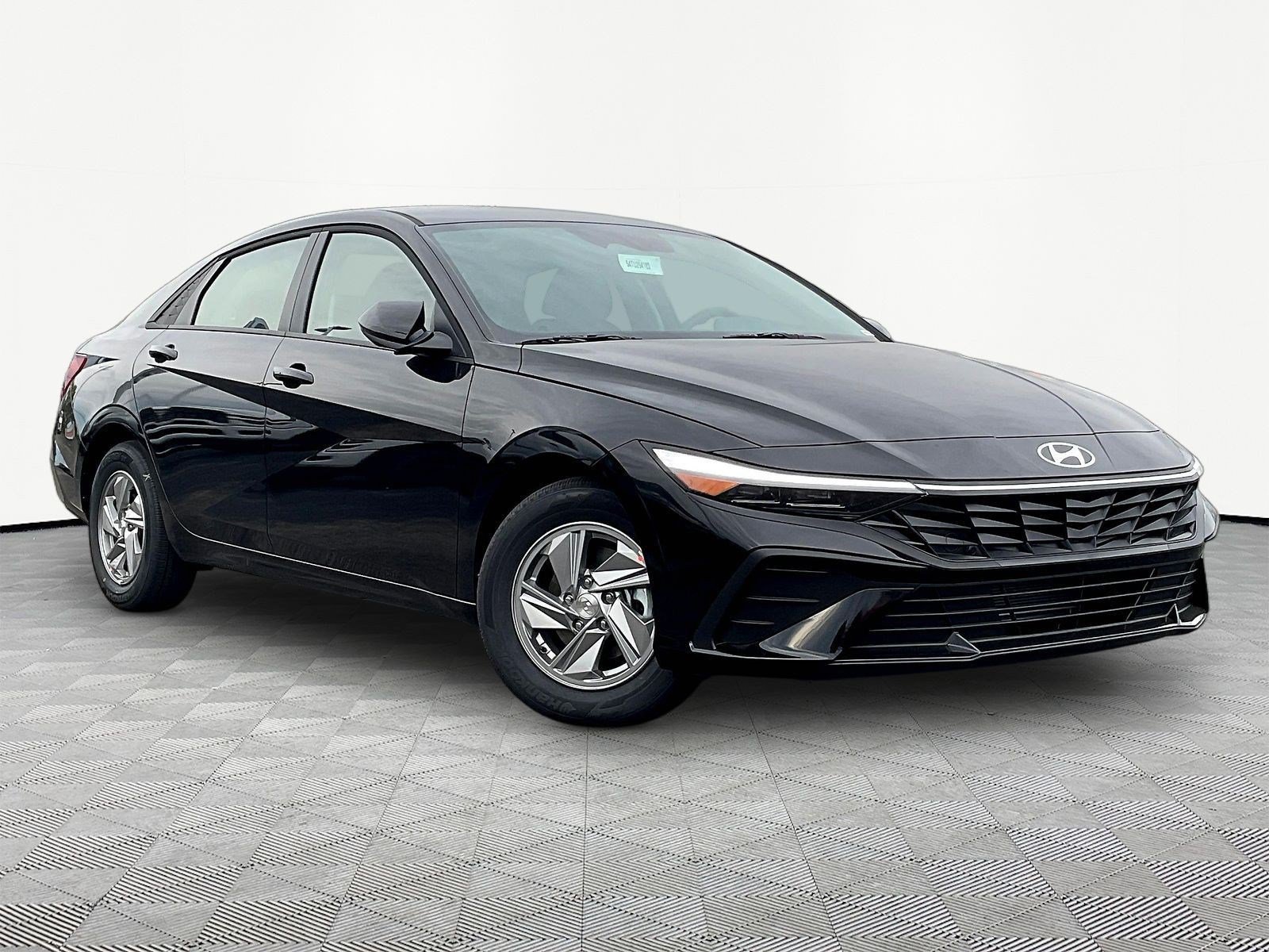 New 2026 Hyundai Elantra SE FWD image 3
