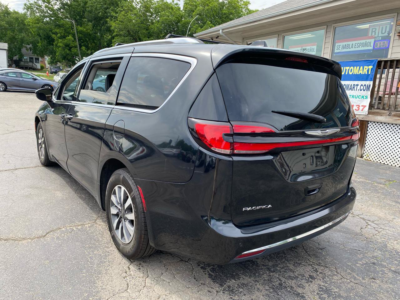 Used 2021 Chrysler Pacifica Touring-L FWD image 9