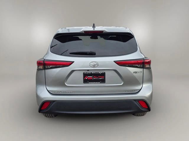 Used 2022 Toyota Highlander LE AWD/4WD image 6