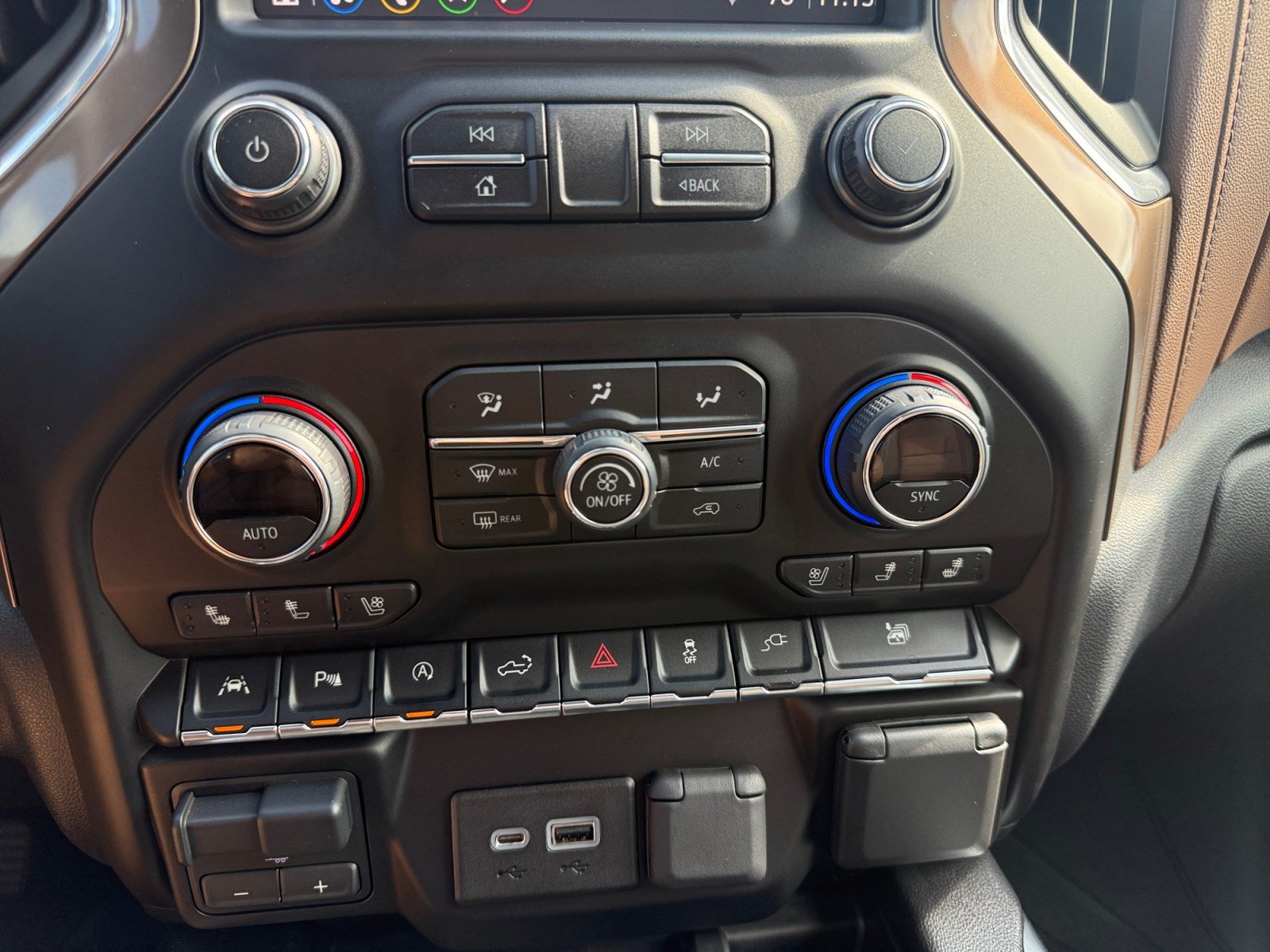 Used 2019 Chevrolet Silverado 1500 High Country w/ Technology Package AWD/4WD image 28