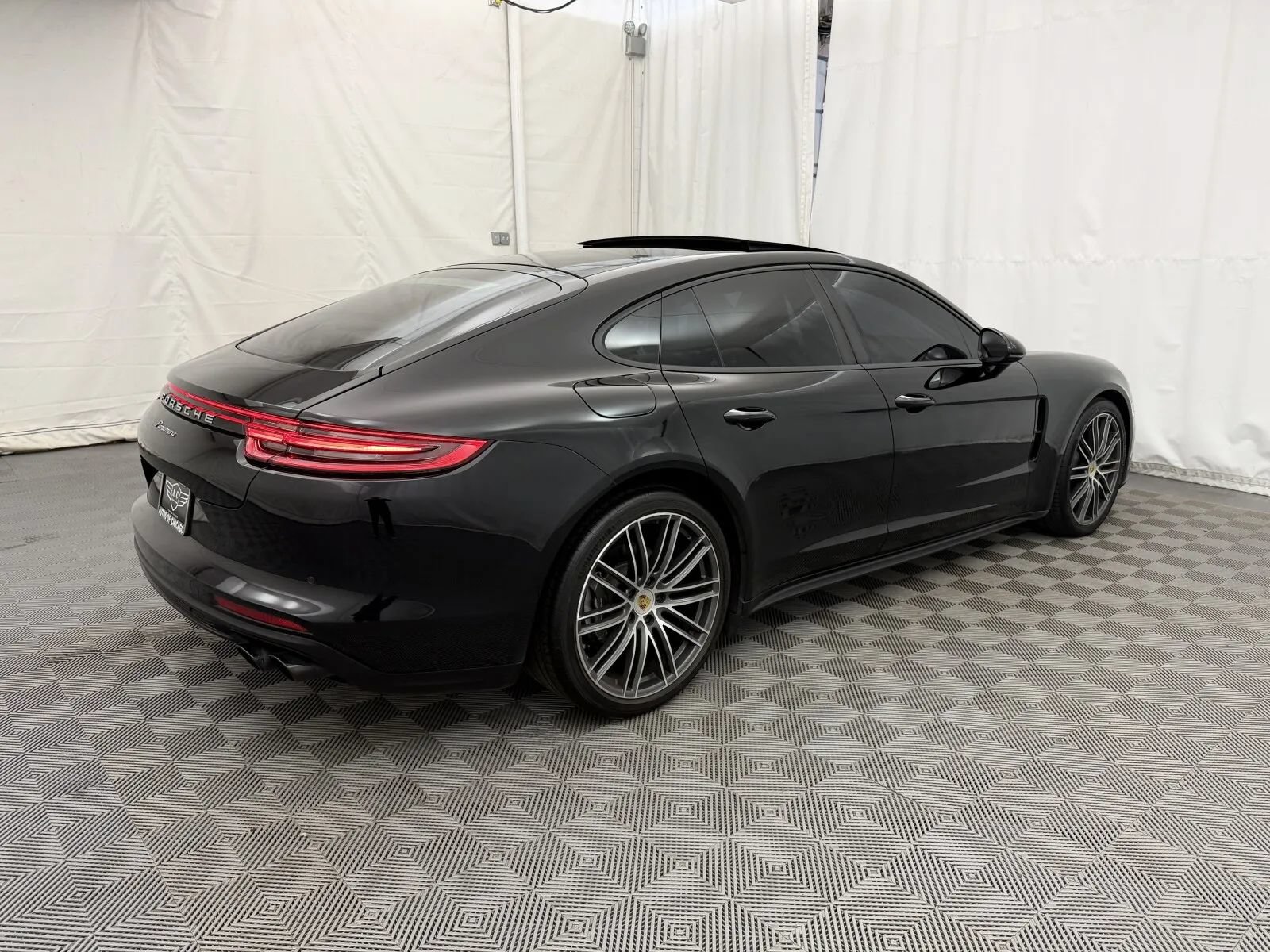 Used 2018 Porsche Panamera RWD image 6