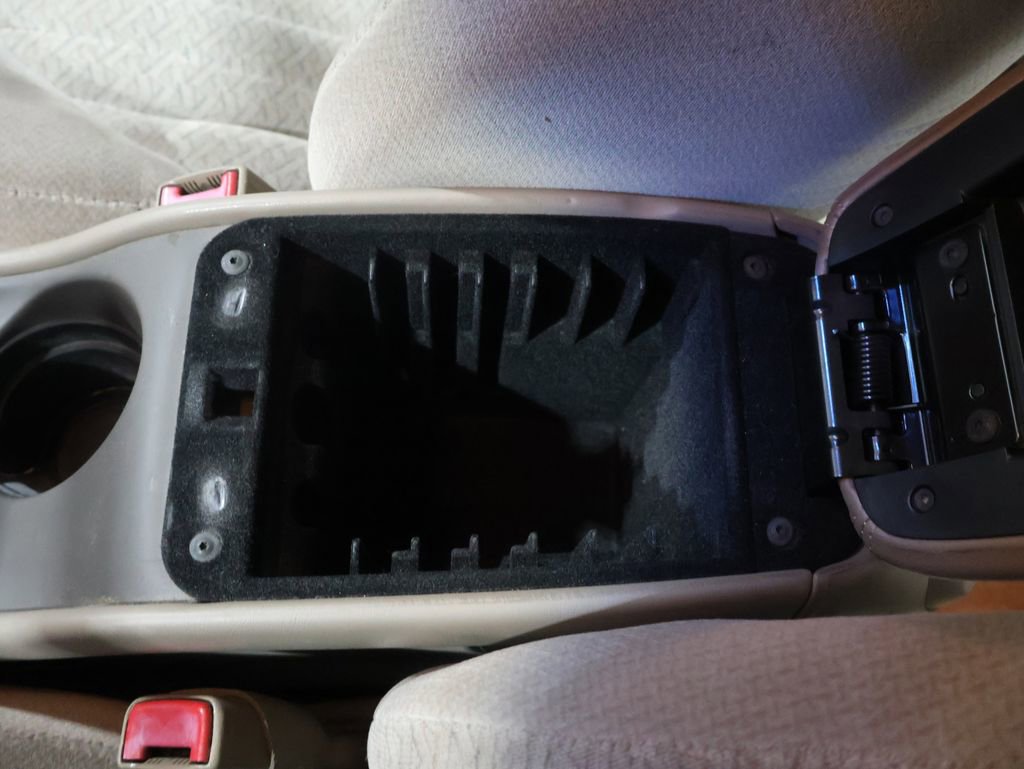 Used 2005 Pontiac Bonneville SE image 27