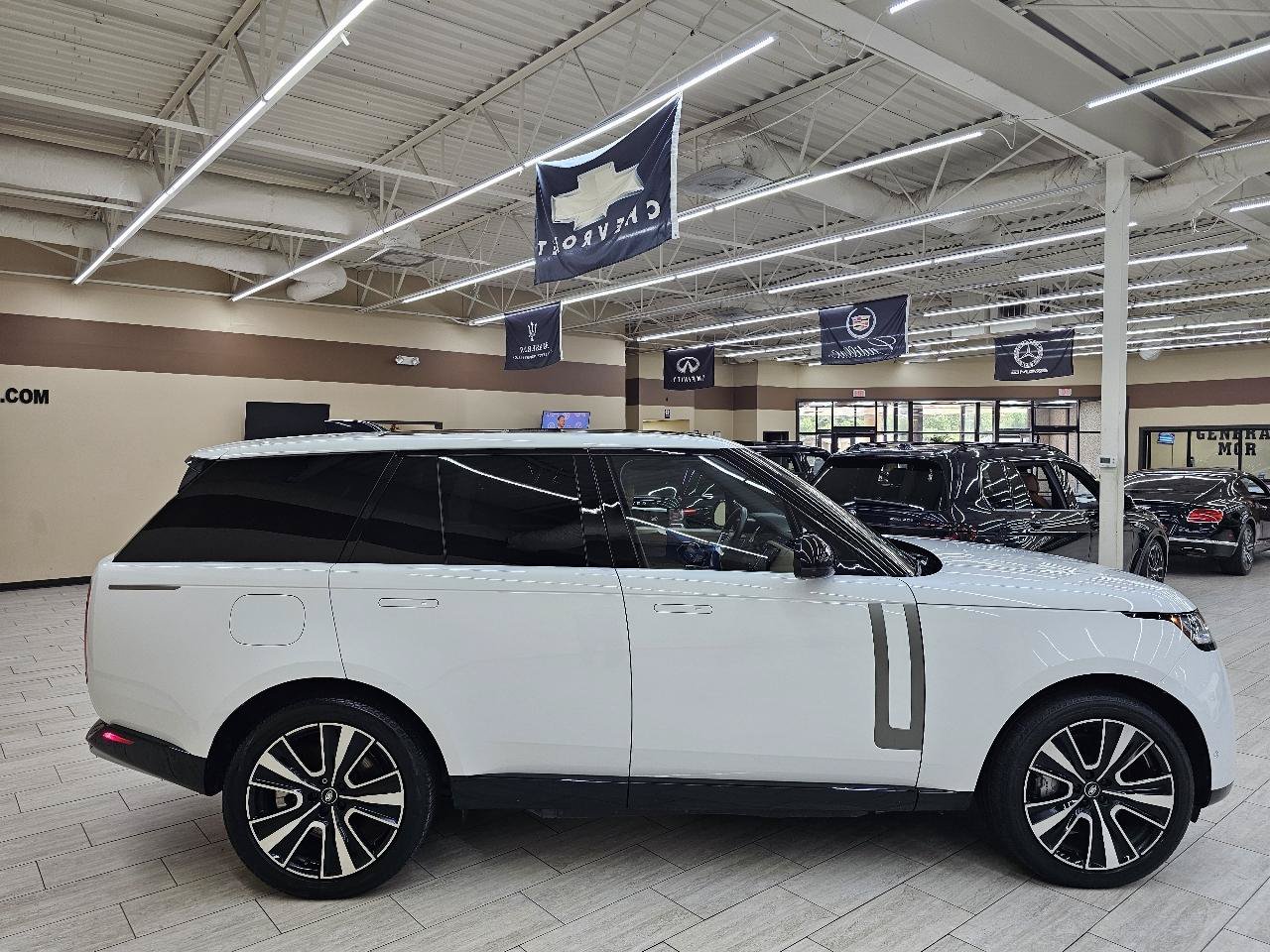 Used 2025 Land Rover Range Rover SE AWD/4WD image 5