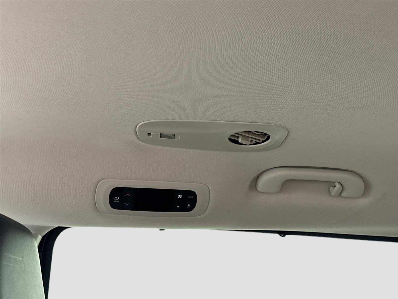 Used 2023 Chrysler Pacifica Touring-L image 17