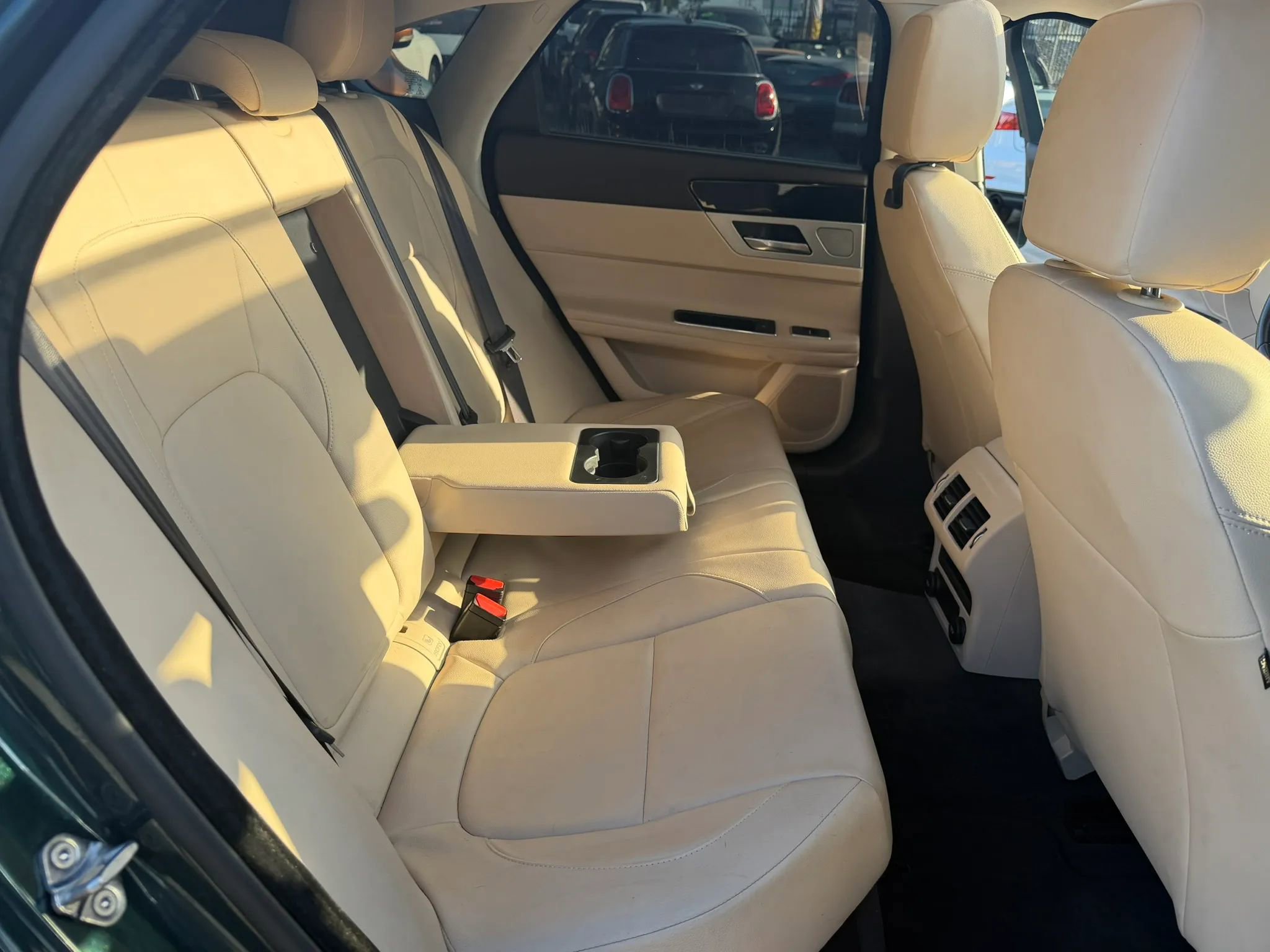 Used 2016 Jaguar XF Premium RWD image 15