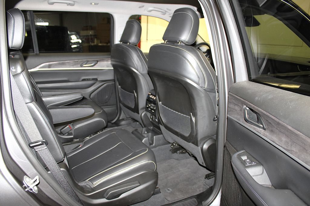 Certified 2023 Jeep Grand Cherokee L Limited AWD/4WD image 36