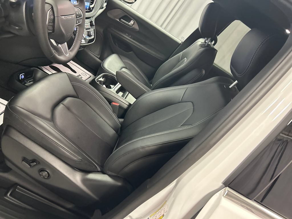 New 2027 Chrysler Pacifica Select FWD image 10