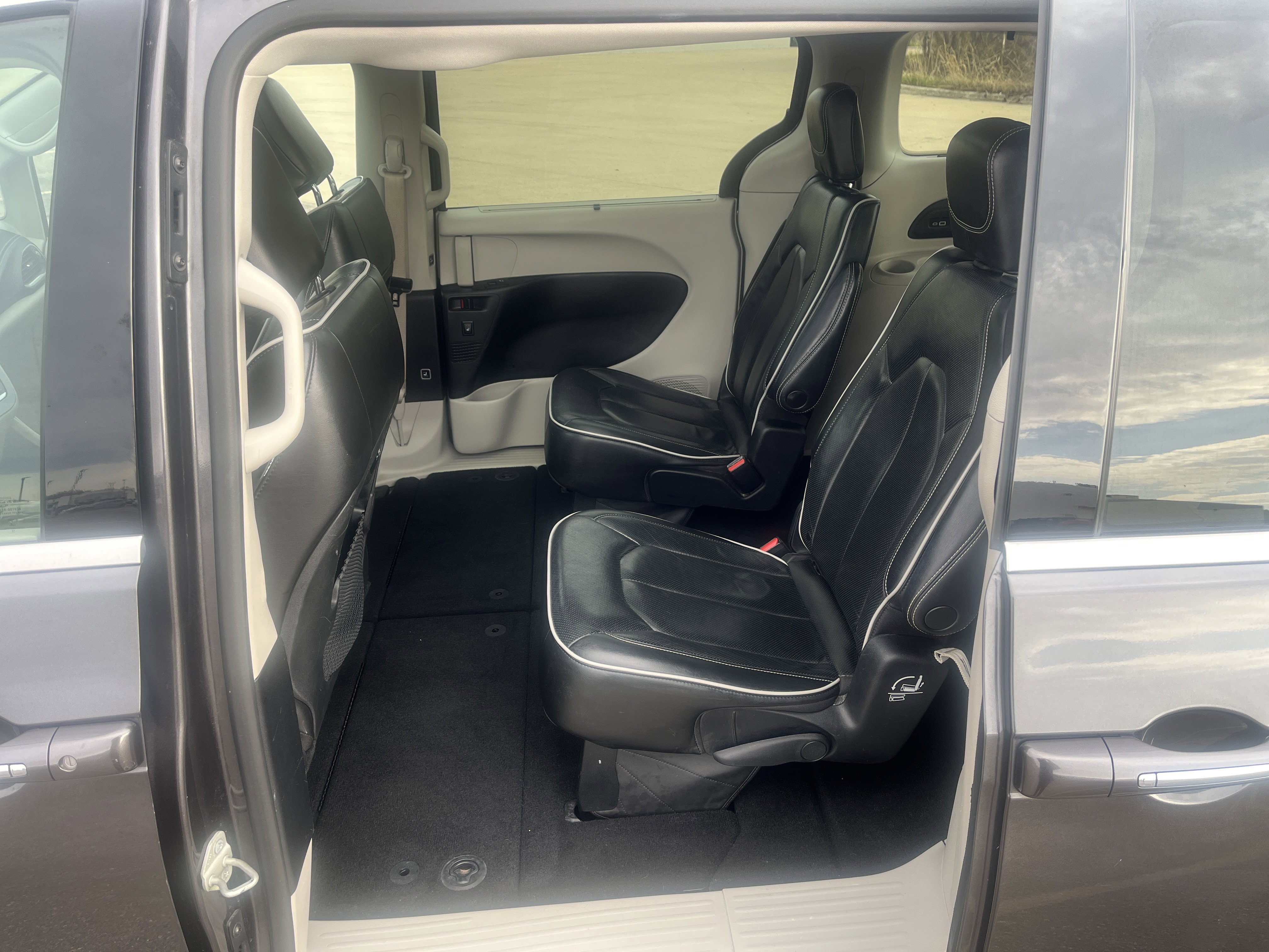 Used 2022 Chrysler Pacifica Limited FWD image 13