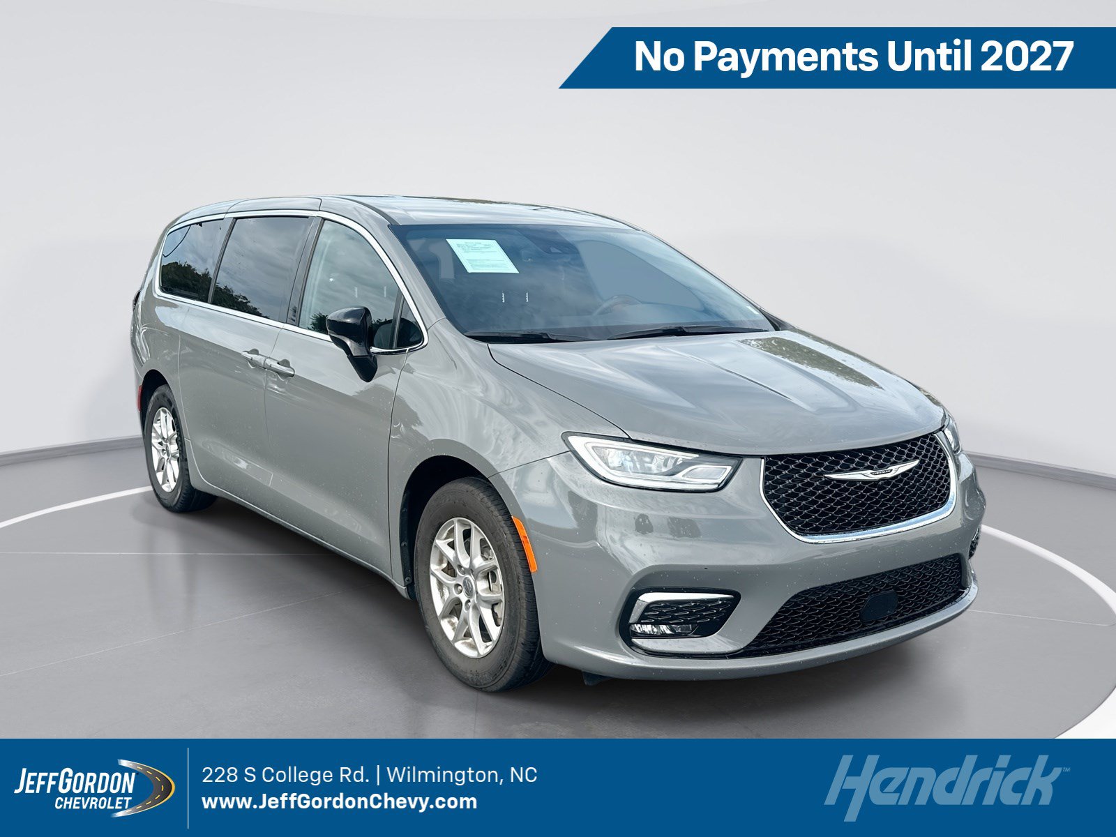 Used 2025 Chrysler Pacifica Select FWD image 1