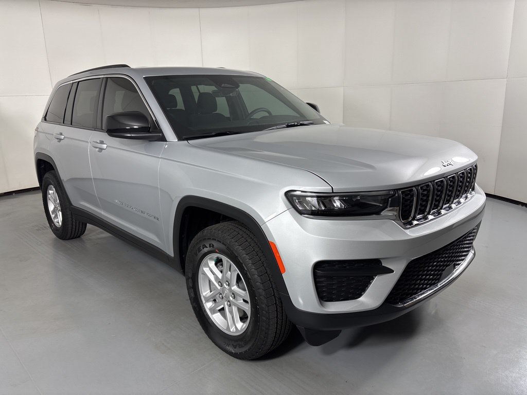 New 2025 Jeep Grand Cherokee Laredo w/ Trailer Tow Package AWD/4WD image 2