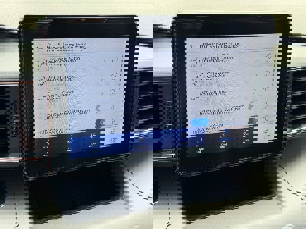 Used 2023 Ford Explorer XLT w/ Equipment Group 202A image 18