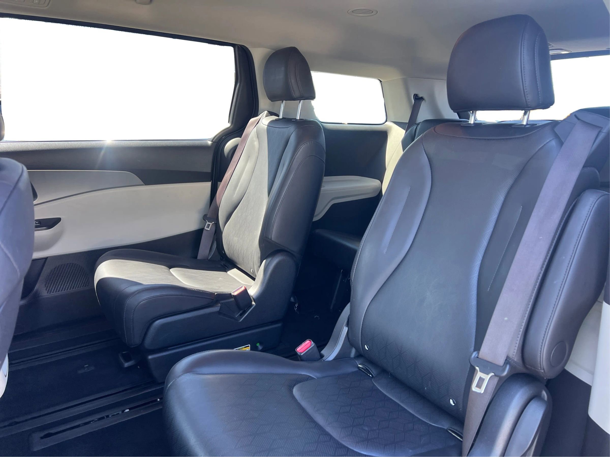 Used 2022 Kia Carnival LX FWD image 12