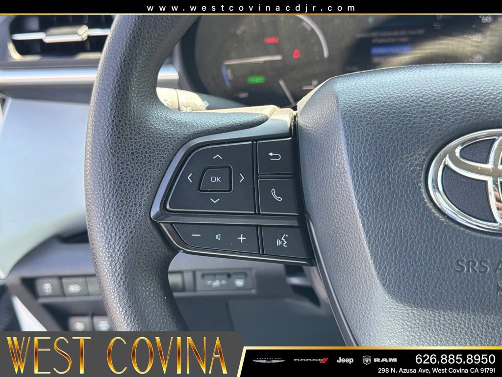 Used 2025 Toyota Sienna LE FWD image 26