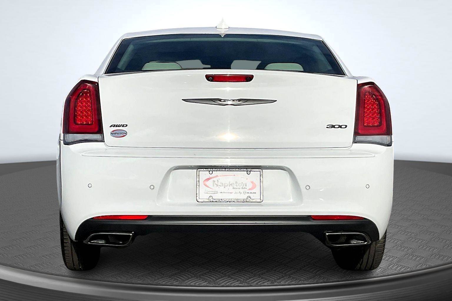 Used 2023 Chrysler 300 Touring L image 4