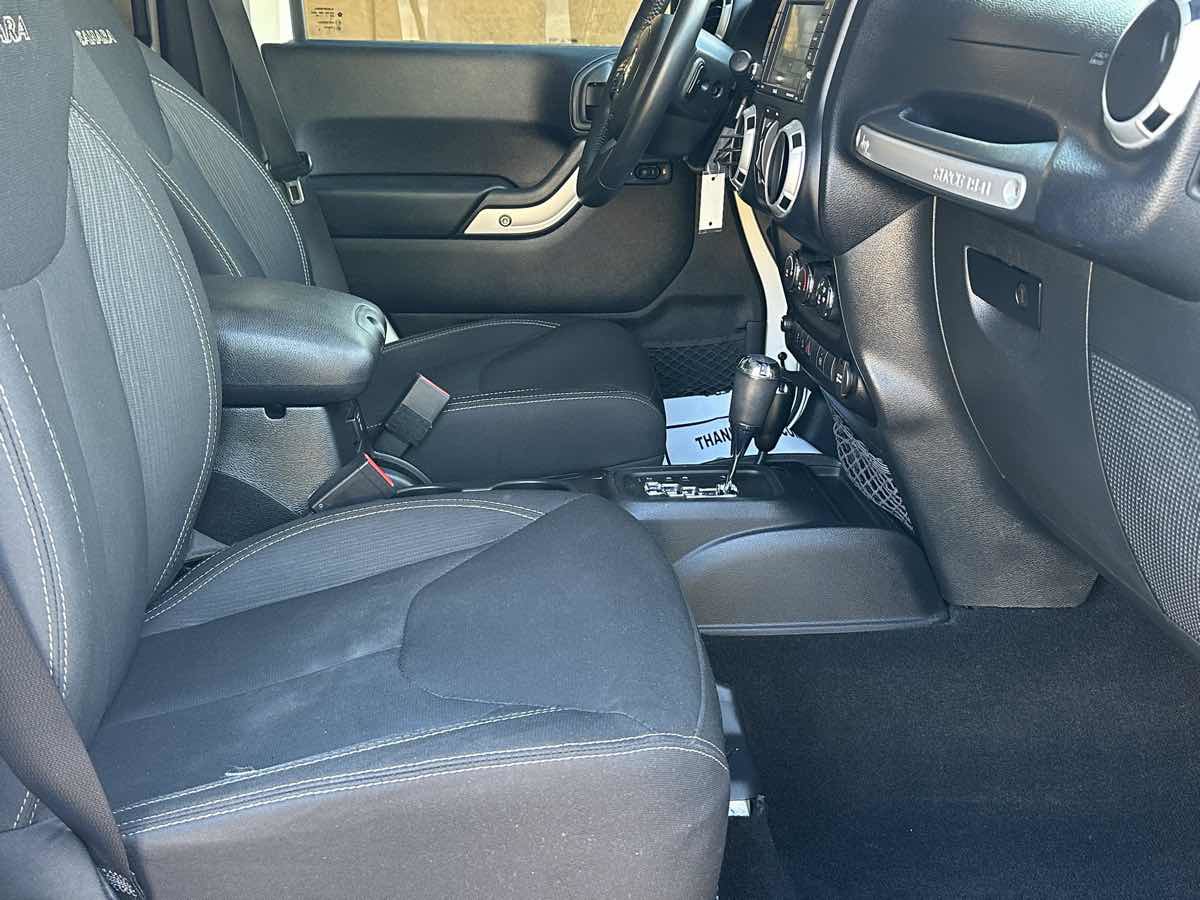 Used 2016 Jeep Wrangler Unlimited Sahara w/ Connectivity Group image 42