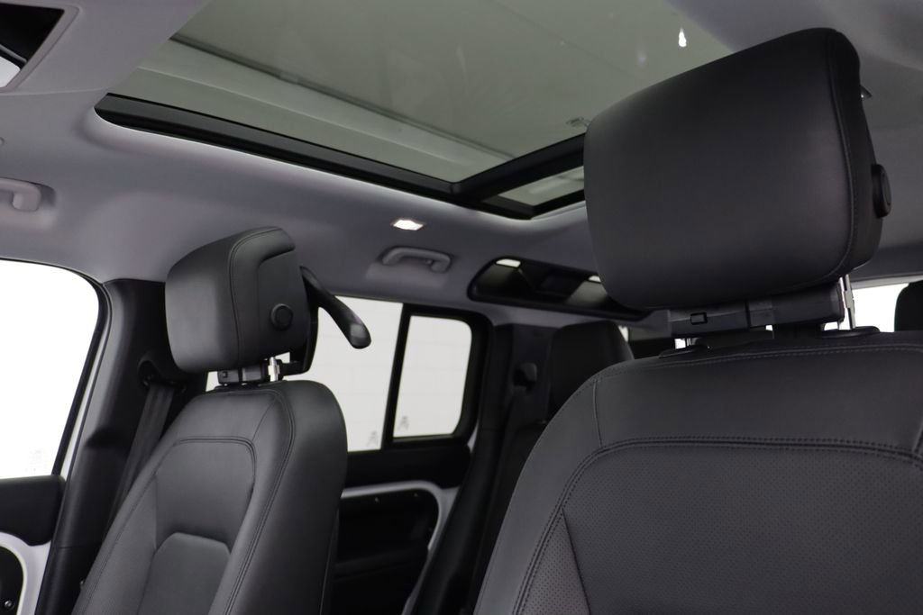 Used 2025 Land Rover Defender 110 S image 14