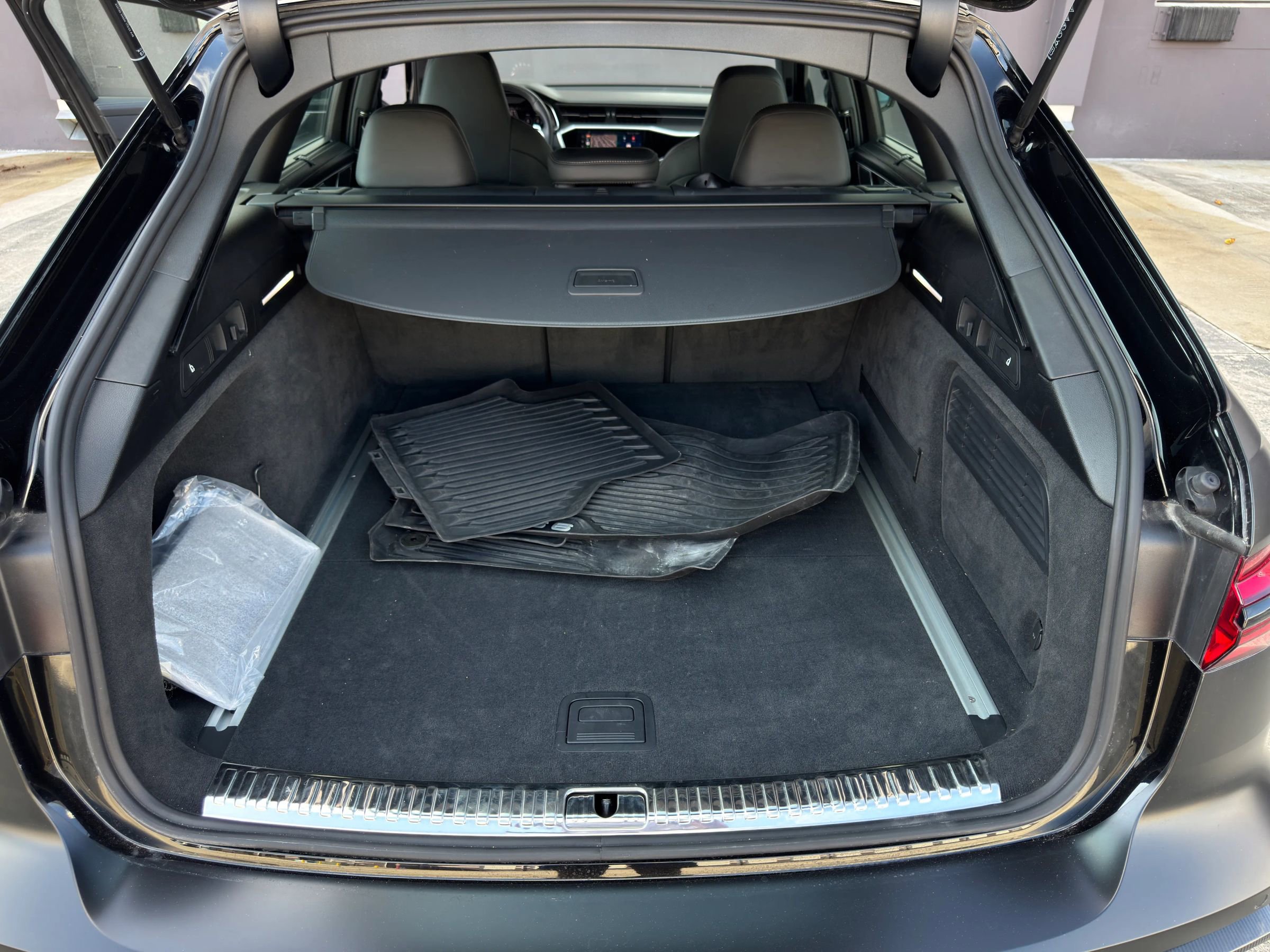 Used 2023 Audi RS 6 w/ Carbon Optic Package image 37