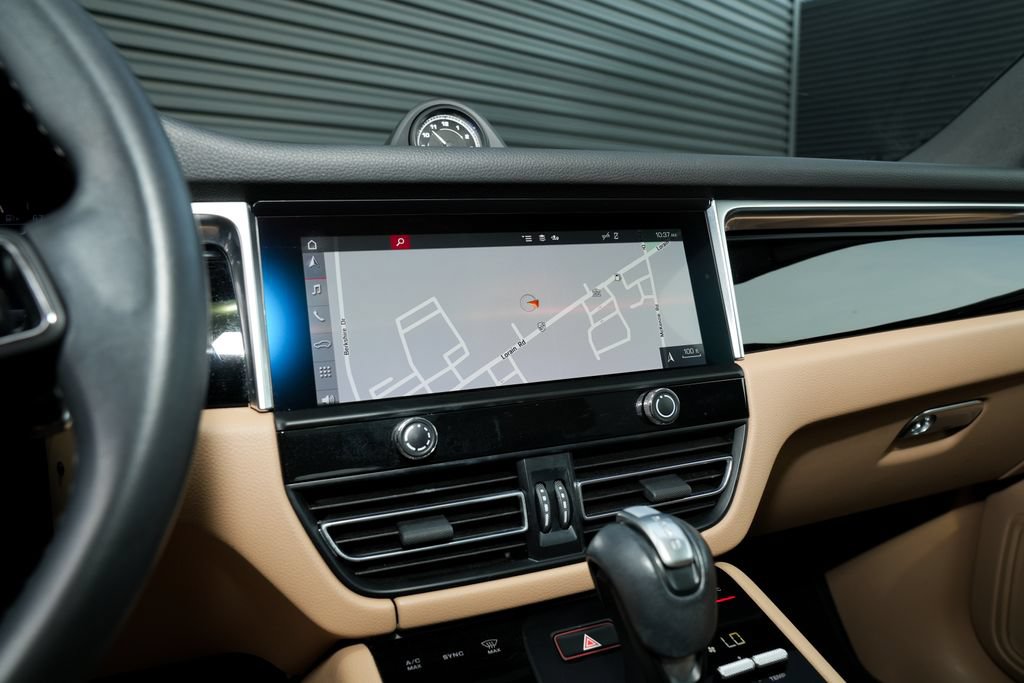 Certified 2024 Porsche Macan AWD/4WD image 25