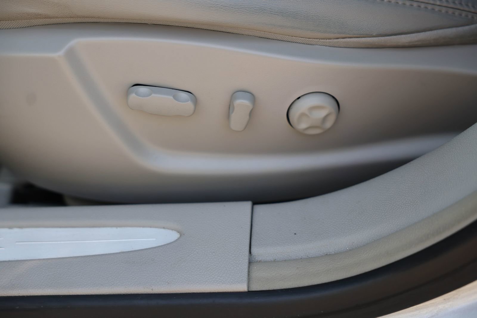 Used 2011 Buick Lucerne CXL w/ Driver Confidence Package FWD image 15