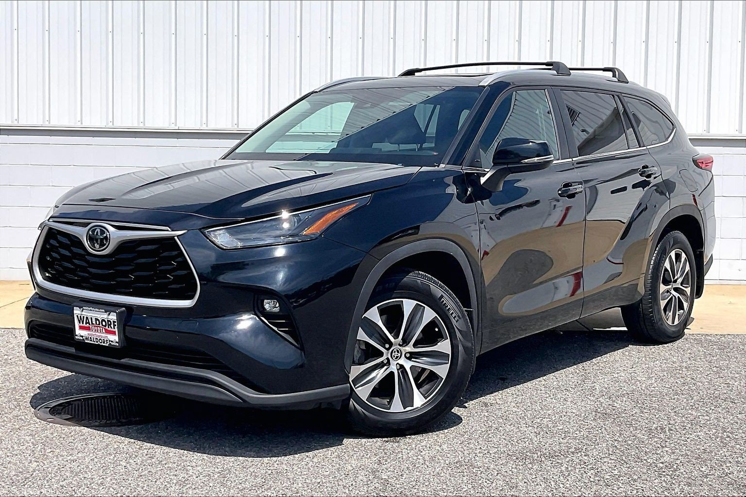 Used 2023 Toyota Highlander XLE AWD/4WD image 2