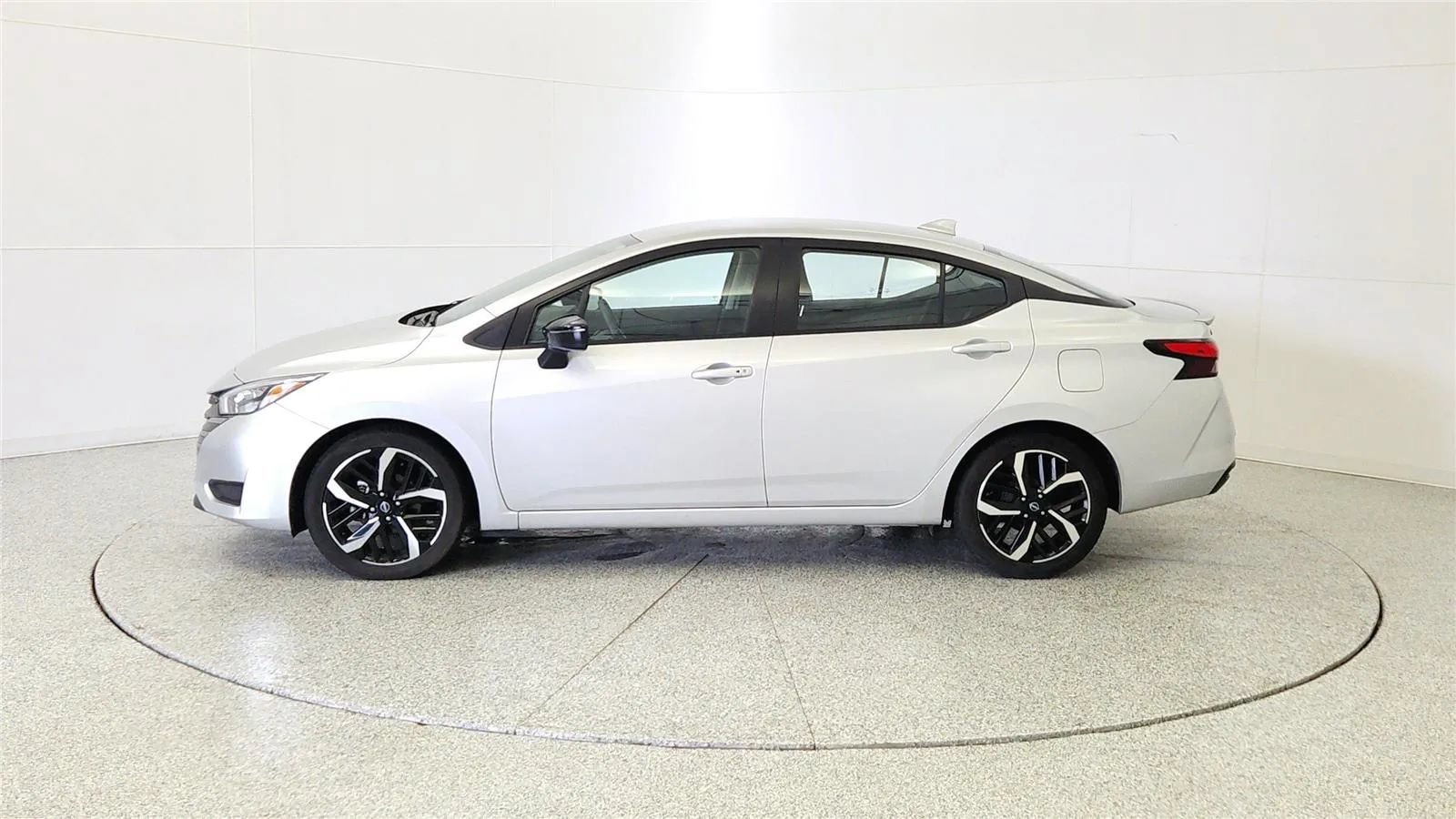 Used 2024 Nissan Versa SR FWD image 4