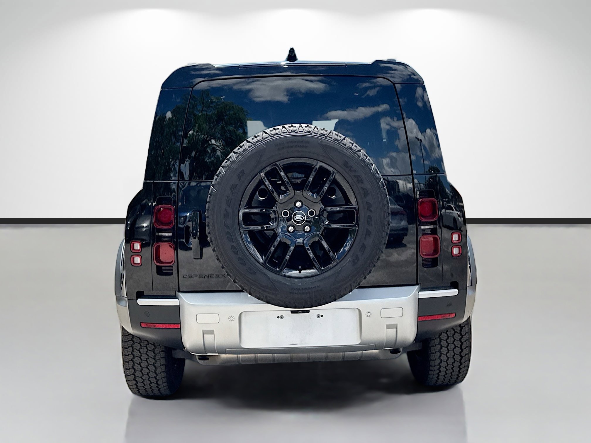 Certified 2025 Land Rover Defender 90 S AWD/4WD image 4
