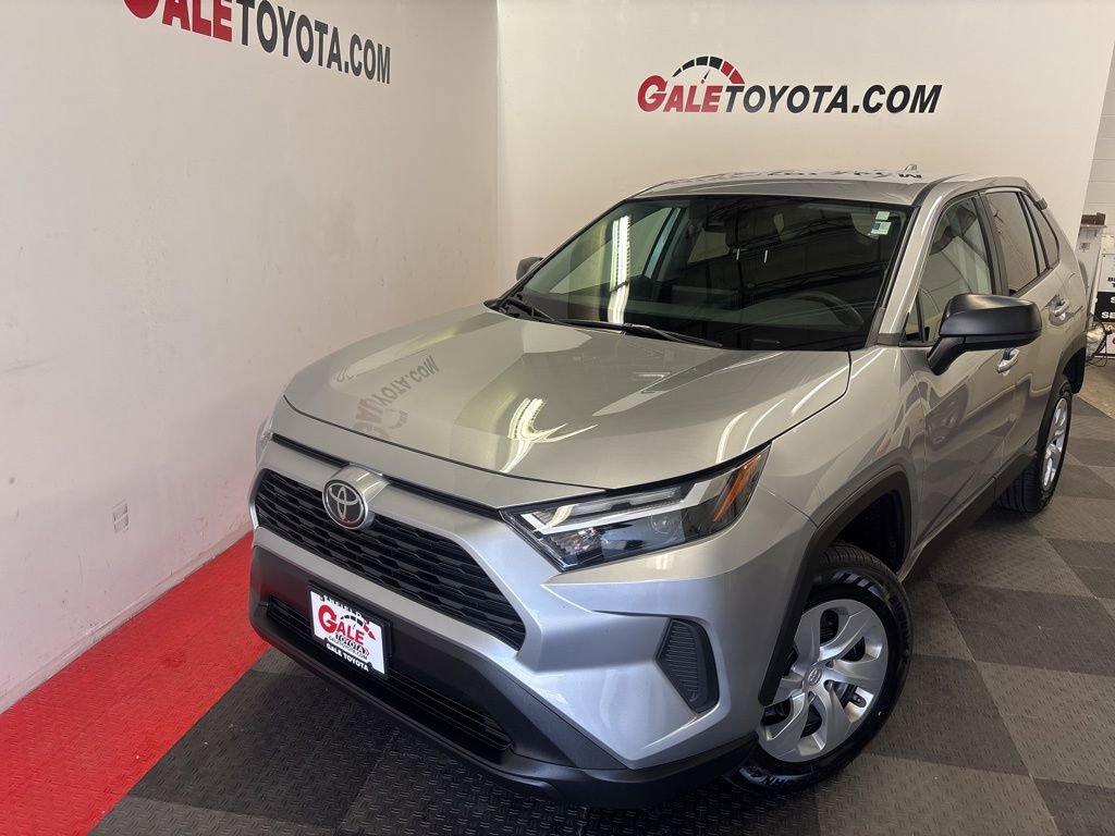 Used 2023 Toyota RAV4 LE AWD/4WD image 3