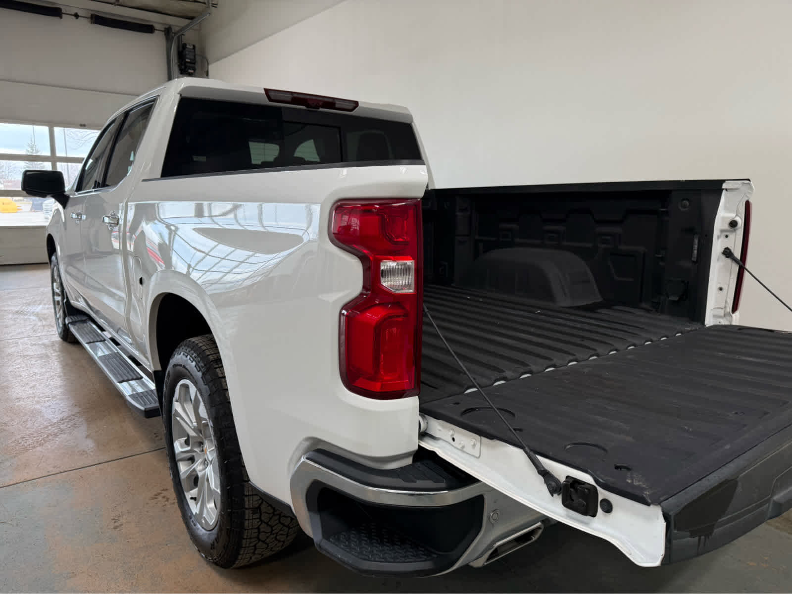 Certified 2023 Chevrolet Silverado 1500 LTZ w/ LTZ Premium Package AWD/4WD image 4