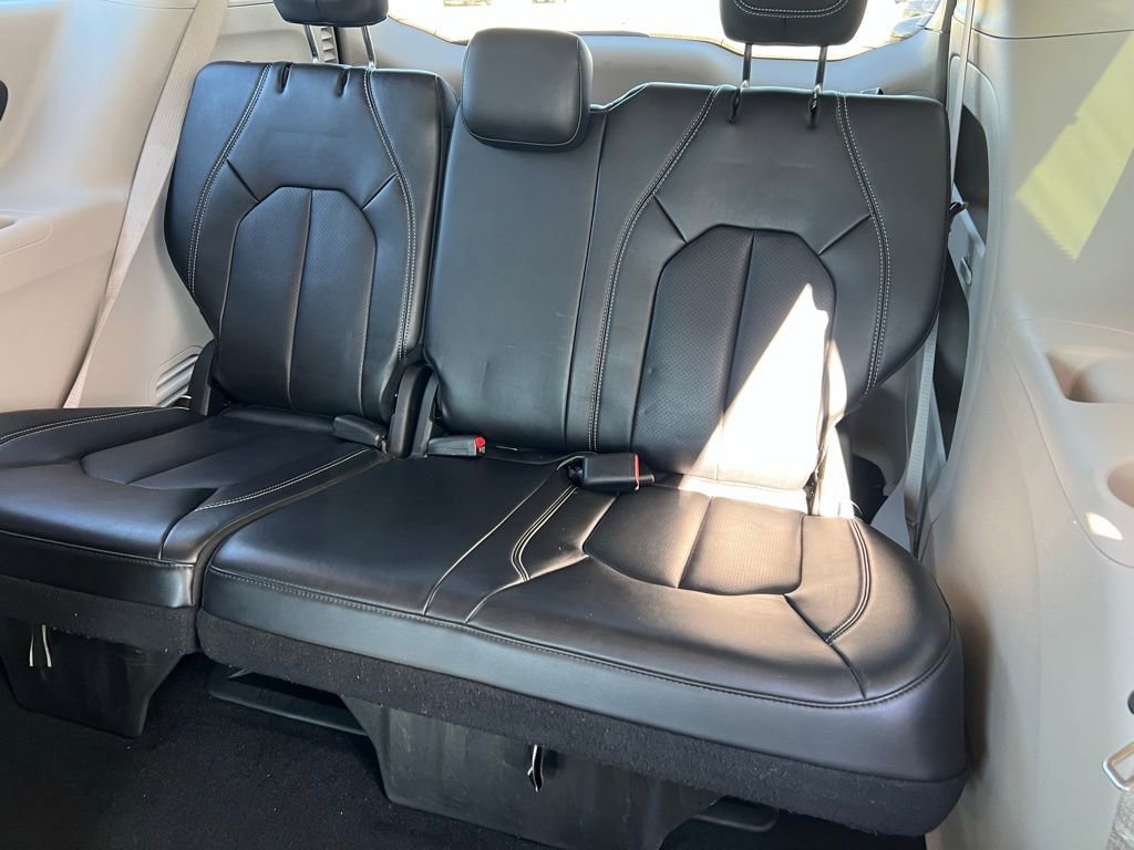 Used 2024 Chrysler Pacifica Touring-L image 18