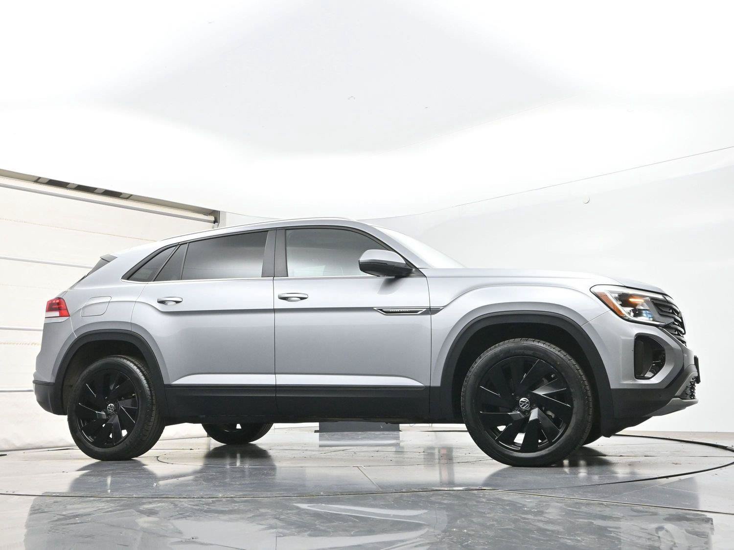 Certified 2024 Volkswagen Atlas Cross Sport SE w/ Panoramic Sunroof Package AWD/4WD image 30