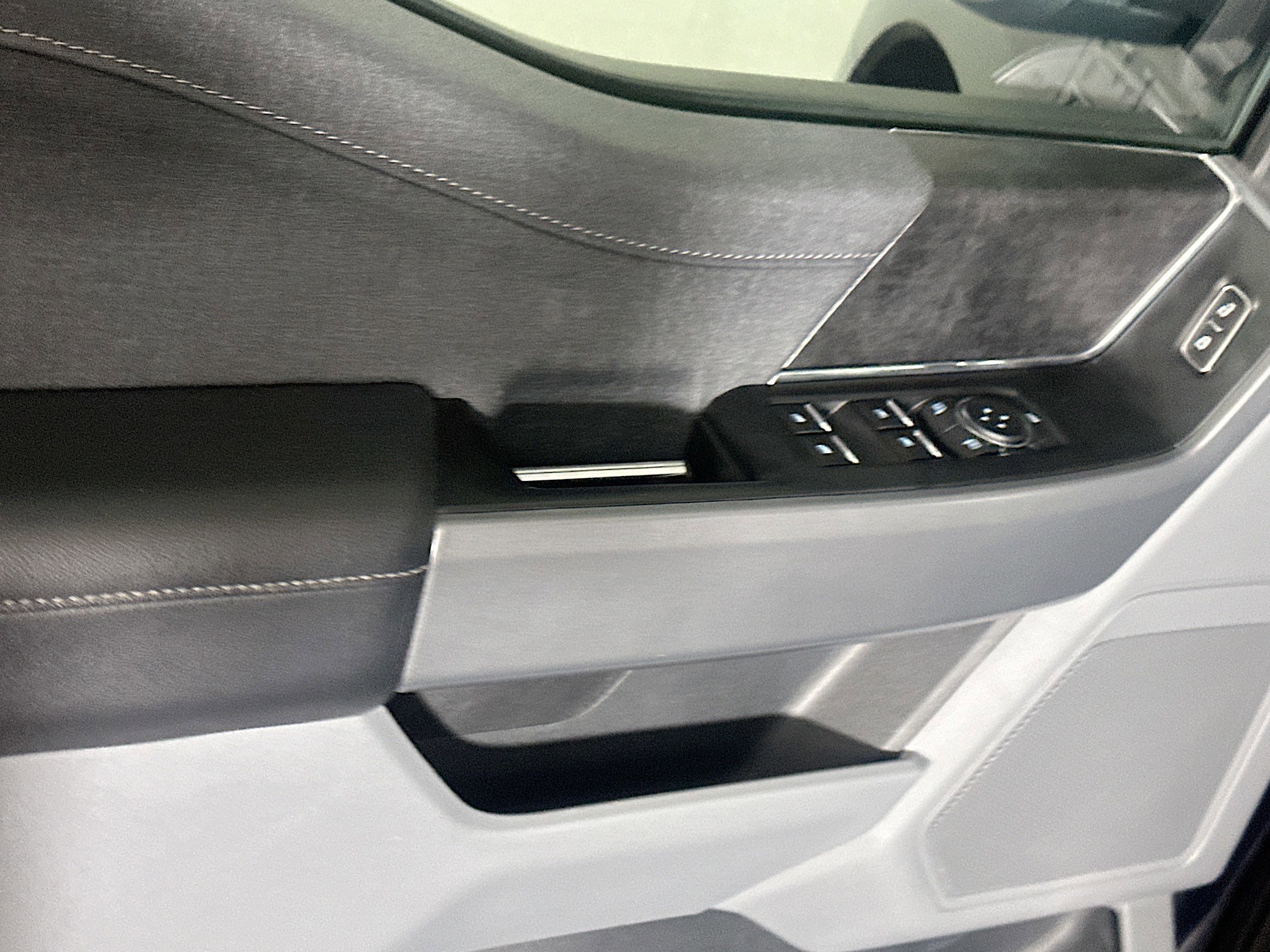 Used 2023 Ford F150 Lightning XLT image 15