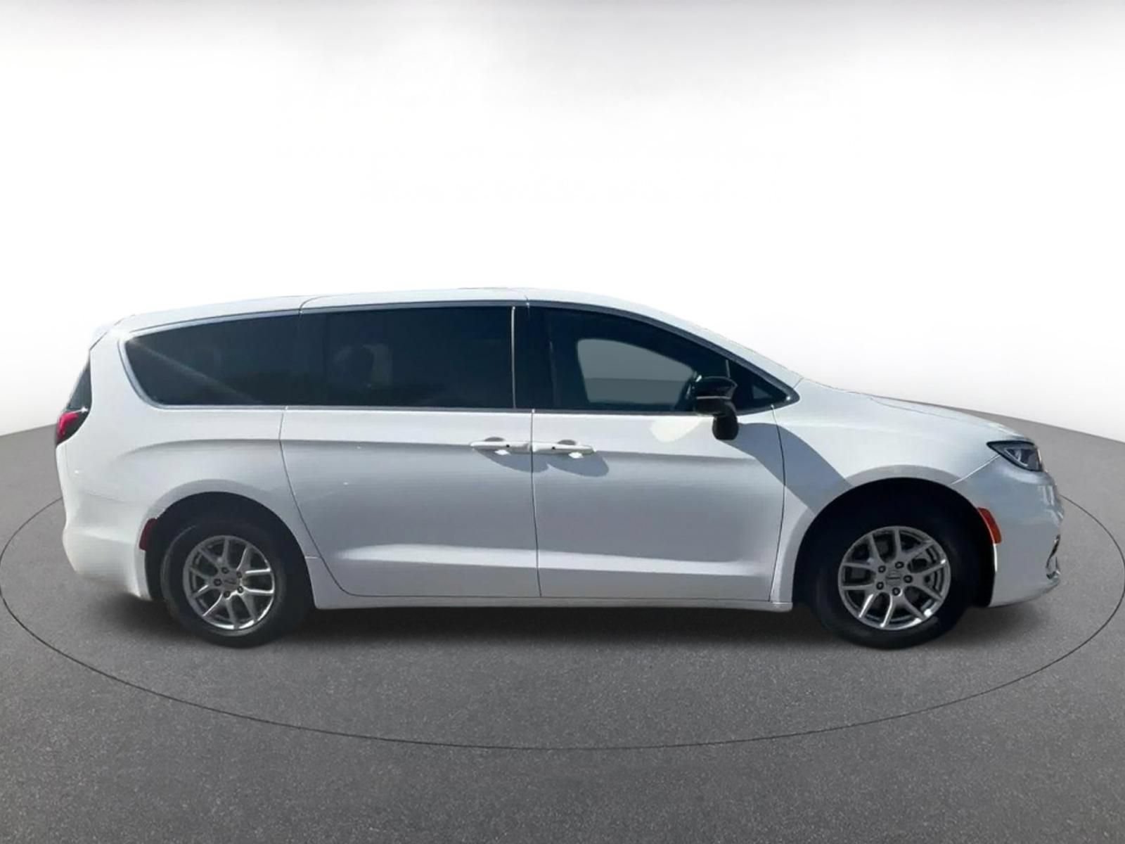 Used 2025 Chrysler Pacifica Select FWD image 15