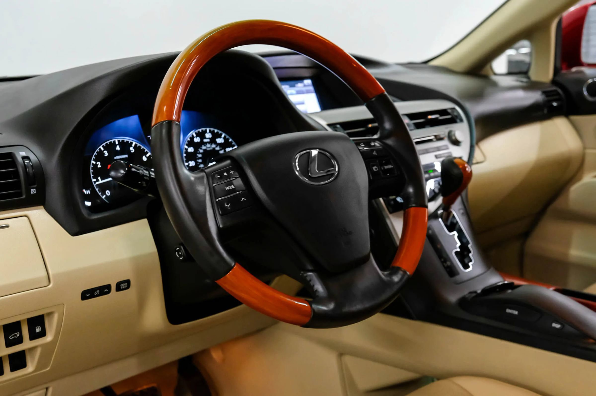 Used 2012 Lexus RX 350 FWD w/ Premium Pkg image 2
