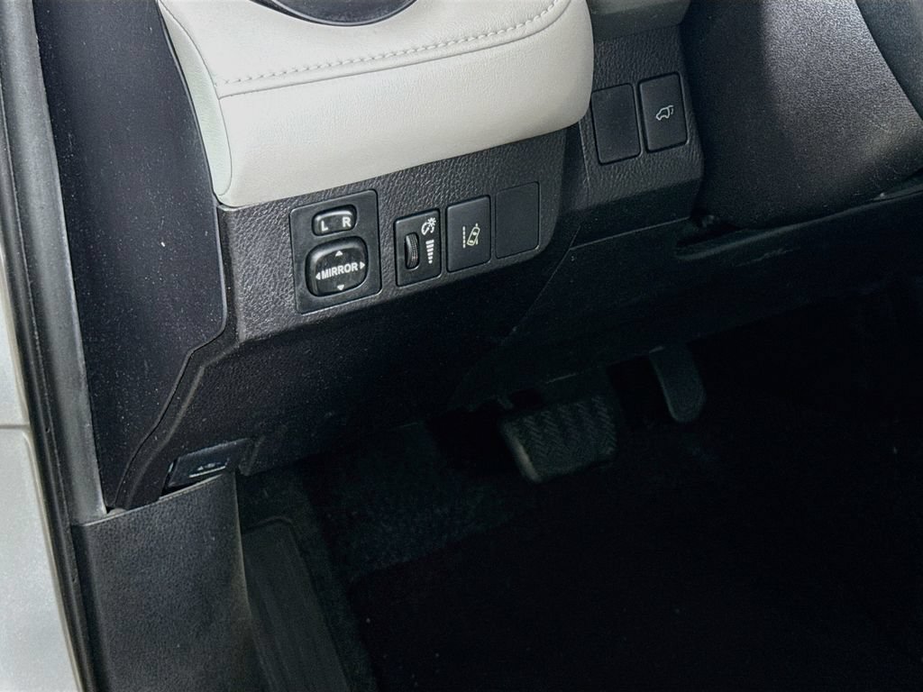 Used 2016 Toyota RAV4 XLE w/ Convenience Package FWD image 11