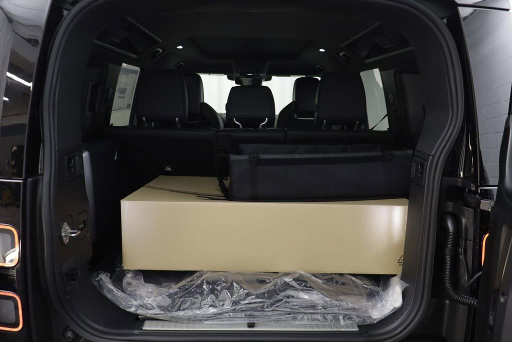 New 2026 Land Rover Defender 110 OCTA AWD/4WD image 22