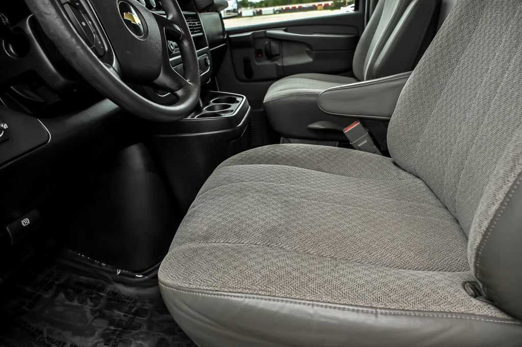 Used 2015 Chevrolet Express 4500 RWD image 14