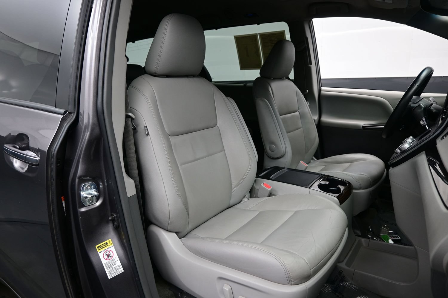 Used 2017 Toyota Sienna XLE w/ XLE Navigation Package FWD image 14