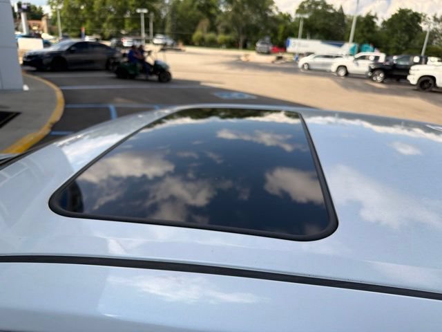 Used 2016 Toyota Camry SE w/ Moonroof Package FWD image 3