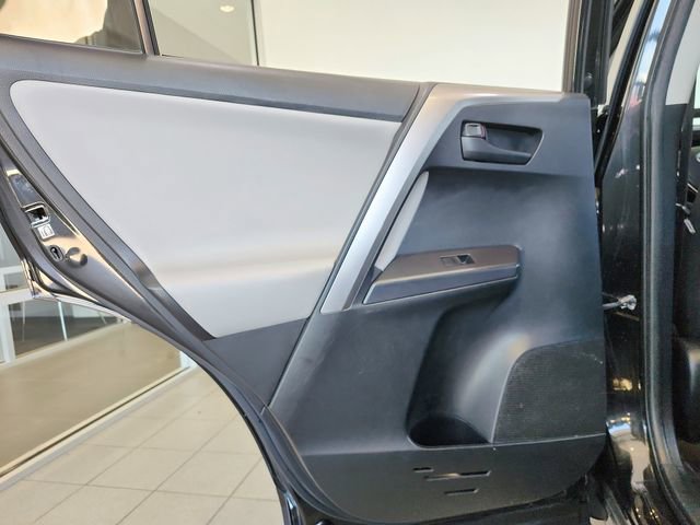 Used 2018 Toyota RAV4 LE AWD/4WD image 19