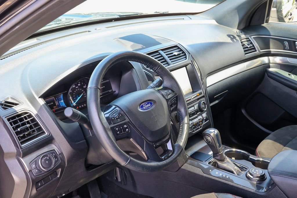 Used 2018 Ford Explorer XLT w/ Equipment Group 202A AWD/4WD image 32