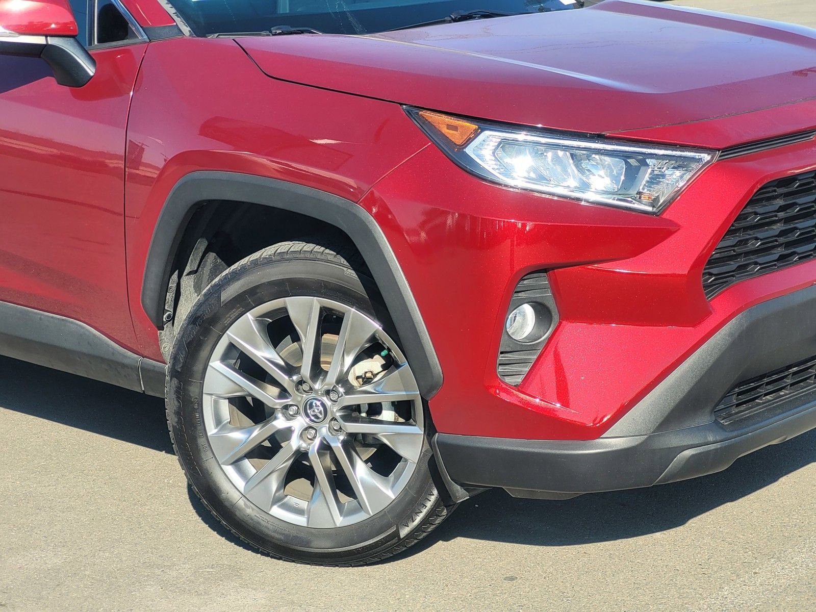 Used 2020 Toyota RAV4 XLE Premium image 3