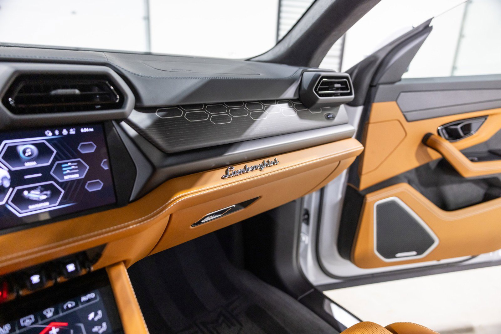 Used 2025 Lamborghini Urus SE image 48