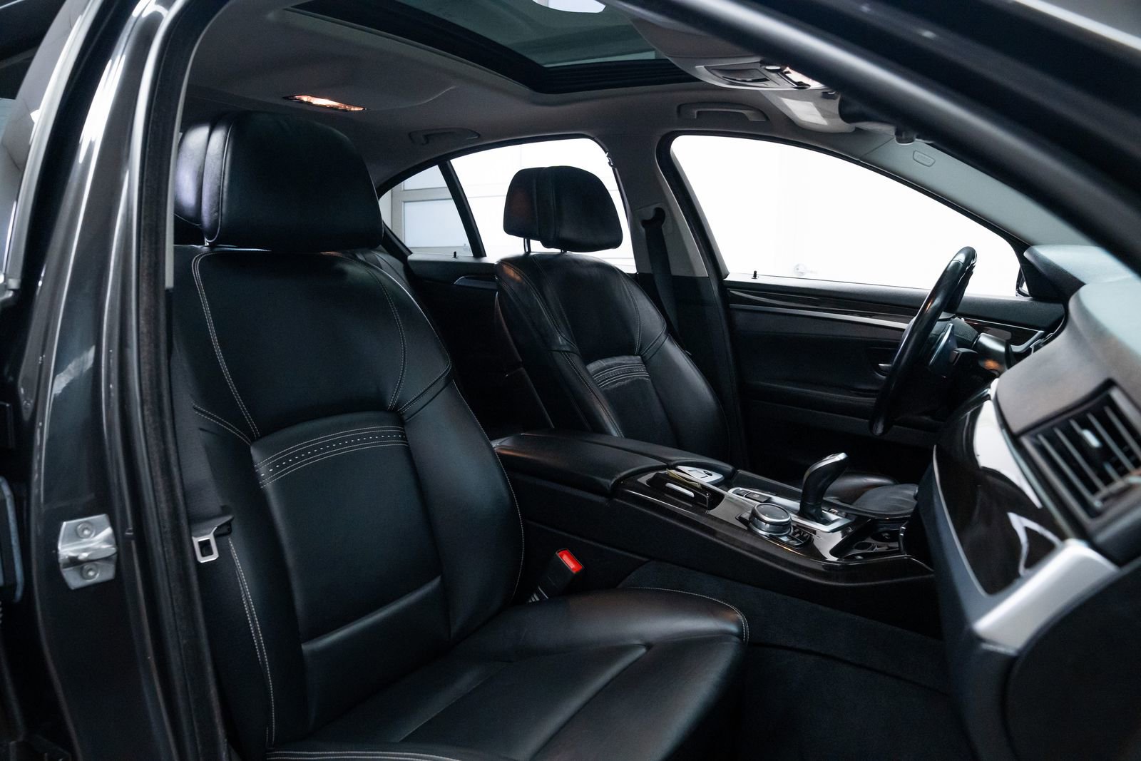 Used 2015 BMW 550i xDrive Sedan image 25